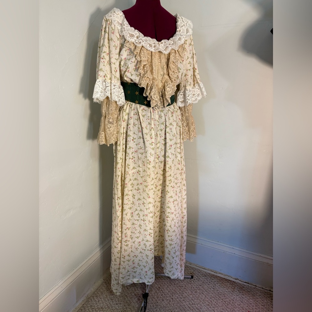 Guilded Age 19th c. Victorian style house dress gown cotton lace historical m/l